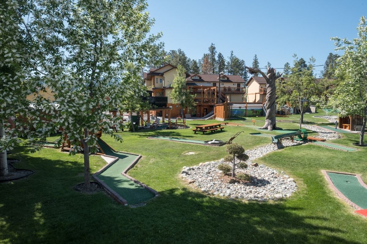 Mini-golf at Elizabeth Lake Lodge